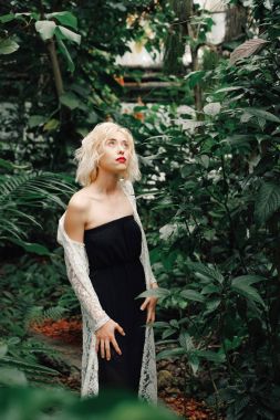 Tropikal Botanik Bahçesi içinde poz güzel sarışın kadın