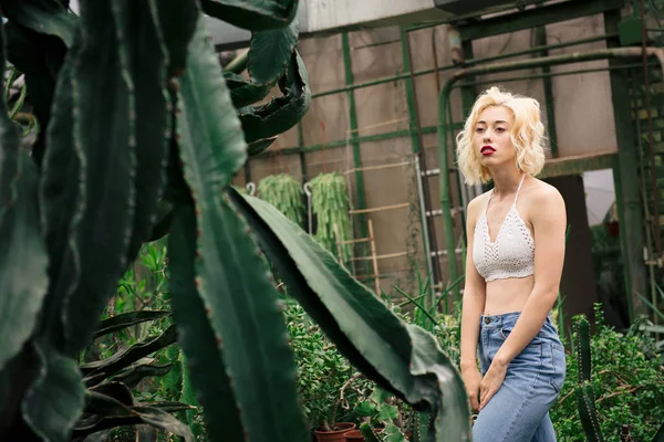 Belle femme blonde posant dans un jardin botanique tropical — Photo