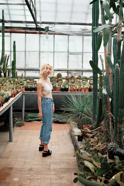 Beautiful blonde woman posing in tropical botanical garden — Stock Photo, Image
