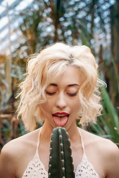 Funny portrait of beautiful blonde woman barbed cactus — Stock Photo, Image