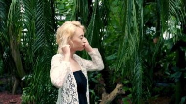 Yeşil tropikal ormanda yürüyüş güzel sarışın kadın