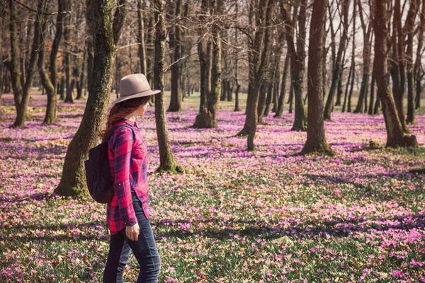 Šťastná žena, užívat si přírody a šafrán jarní květiny — Stock fotografie