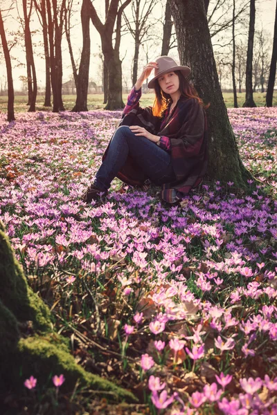 Mujer feliz disfrutando de la naturaleza primaveral y flores de cocodrilo — Foto de Stock