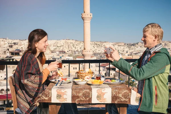 Coppia mangiare tradizionale colazione turca sul tetto con città vi — Foto Stock