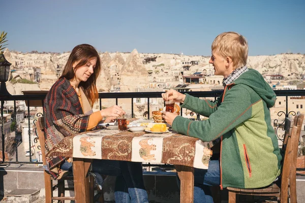 Coppia mangiare tradizionale colazione turca sul tetto con città vi — Foto Stock