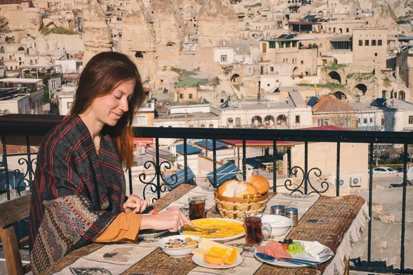 Женщина попробует традиционный турецкий завтрак в Каппадокии — стоковое фото