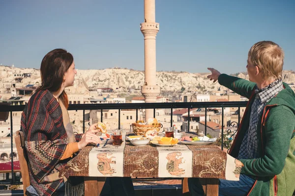 Пара їсть традиційний турецький сніданок на даху з містом Ві — стокове фото