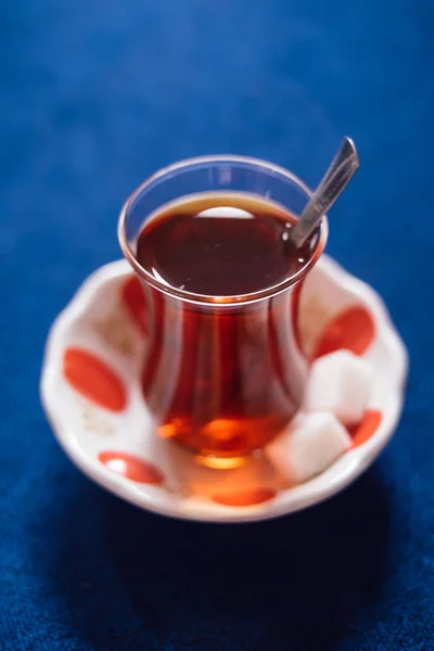 Boisson turque traditionnelle de thé sur table bleue — Photo