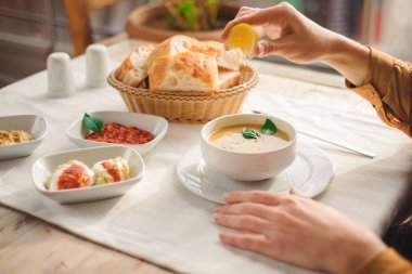 Kadın yemek geleneksel Cappadocia gıdalardan mercimek çorbası