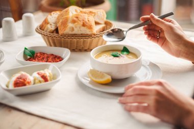 Kadın yemek geleneksel Cappadocia gıdalardan mercimek çorbası