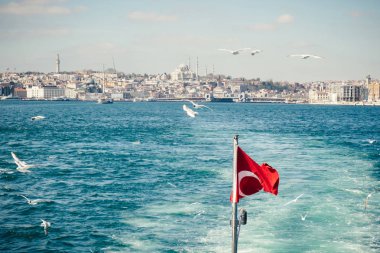 Güzel boğaz ve ISTA çırpınan Türk ulusal bayrak