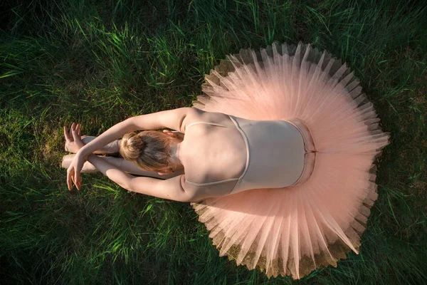 Jovem bailarina relaxante e meditando no chão — Fotografia de Stock