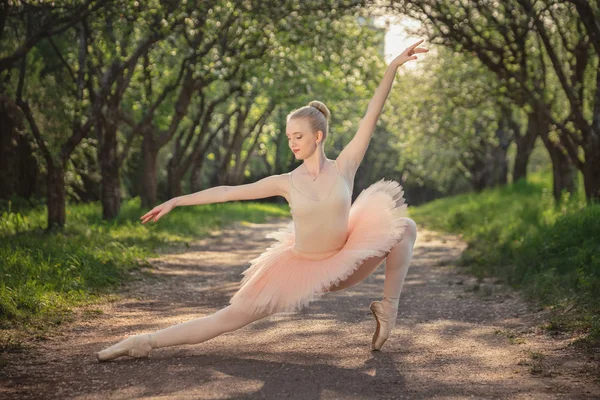 Retrato de bela bailarina com emoção romântica e terna — Fotografia de Stock