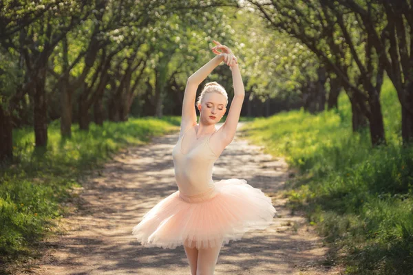 Jeune danseuse de ballet montrant le ballet classique pose à l'extérieur au soleil — Photo
