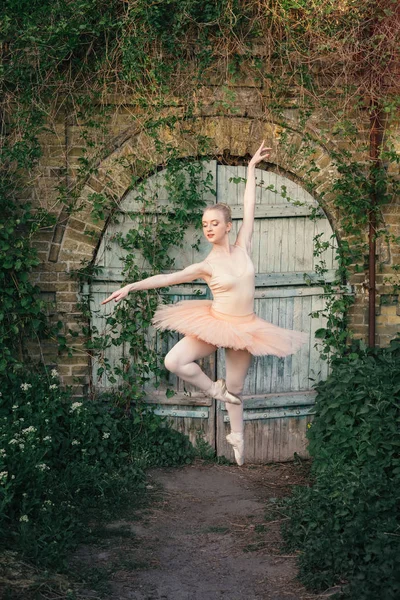 Ballerine dansant en plein air pose de ballet classique en backgro urbain — Photo