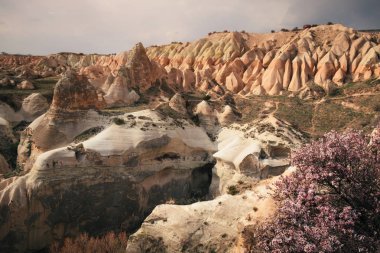Sunrise, Türkiye'nin Kapadokya'nın renkli dağların manzaraya