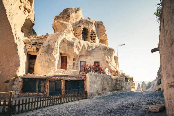Casas cueva Goreme pueblo con en Capadocia, Turquía — Foto de Stock