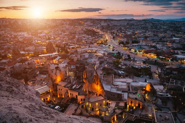 Village des grottes turques Goreme au coucher du soleil — Photo