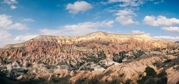 Kék ég Cappadocia színes Rózsa-völgy — Stock Fotó