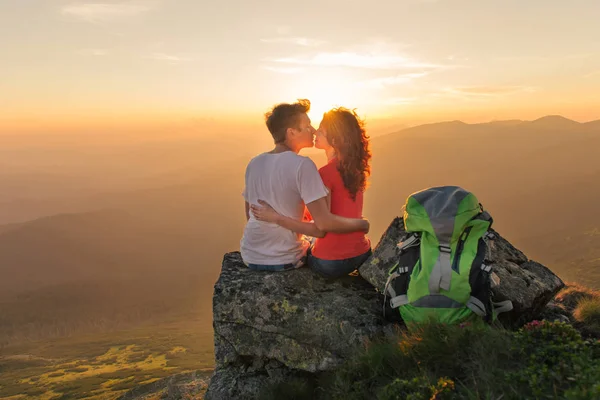 Mladý pár si spolu krásný západ slunce v horách — Stock fotografie