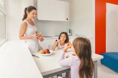 Genç anne lezzetli mısır çocuklar için yemek