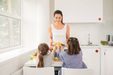 Genç anne lezzetli mısır çocuklar için yemek