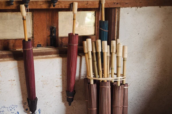Laboratorio artigianale per la produzione di ombrelli di carta in Myanmar — Foto Stock