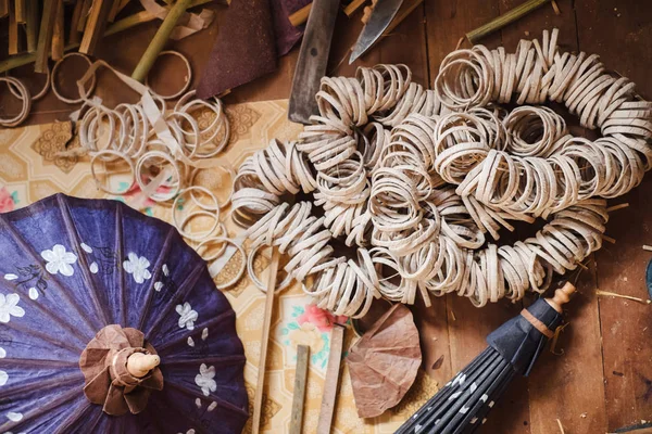 Officina artigianale per la produzione di ombrelli di carta in Myanmar — Foto Stock