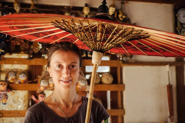 Жінка з класичних парасольку в М'янмі — стокове фото