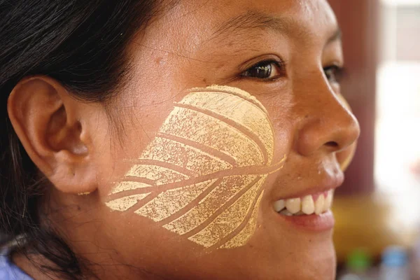 Geleneksel thanaka makyaj Birmanya kadınla — Stok fotoğraf