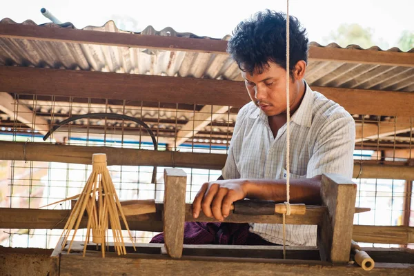 Kehidupan pedesaan dan pekerjaan orang-orang Burma untuk produksi buatan tangan — Stok Foto