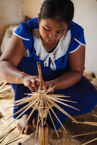 Vie rurale et travail des Birmans pour la production artisanale — Photo