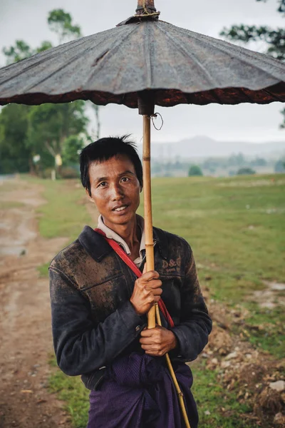 Портрет бирманца с традиционным зонтиком — стоковое фото