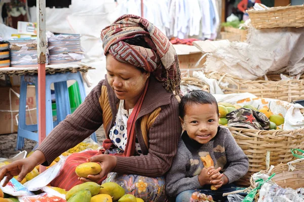 Vie rurale des enfants du Myanmar — Photo