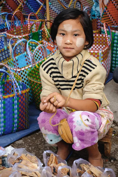 Vie rurale des enfants du Myanmar — Photo