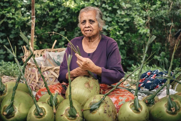 Kvinde sælger frugt på det traditionelle gademarked i Myanmar - Stock-foto