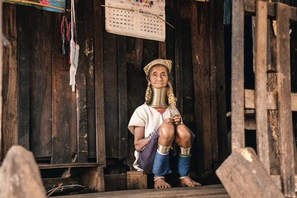 Padaung 'un portresi. Geleneksel giyinmiş uzun boyunlu kadın. — Stok fotoğraf