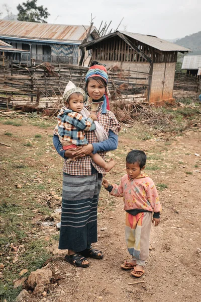 ชีวิตที่แท้จริงและไม่ดีของเด็กในพม่าที่หมู่บ้านแพนเพ็ท — ภาพถ่ายสต็อก