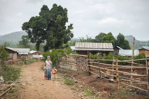 Vie authentique et pauvre des enfants du Myanmar au village Pan Pet — Photo