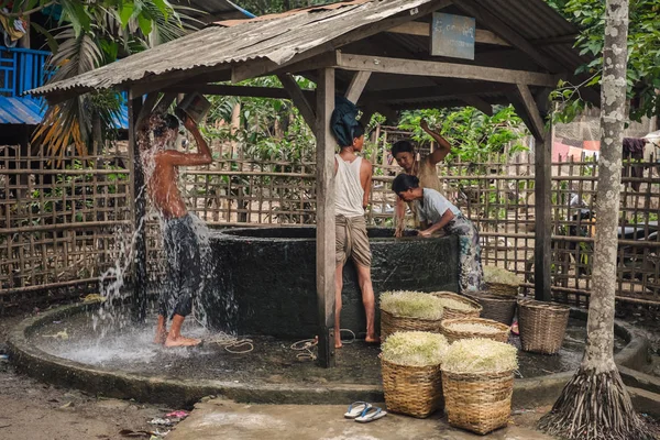 Vida autêntica e rural das pessoas de Mianmar na cidade de Mrauk-U — Fotografia de Stock