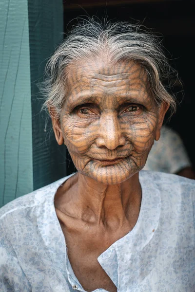 Portrét starého Tetovaný žena, Myanmar — Stock fotografie