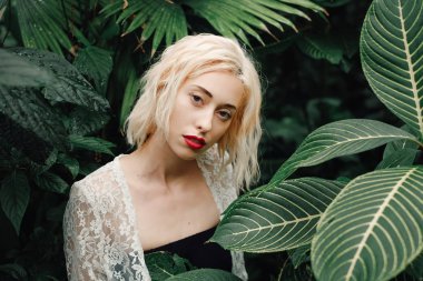 Moda model tropikal Botanik Bahçesi içinde poz