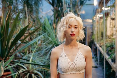 Tropikal etli güzel genç kadın moda portre