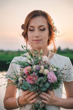 Güzel buket elinde tutan gelin