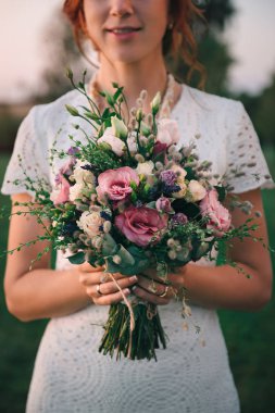 Güzel buket elinde tutan gelin