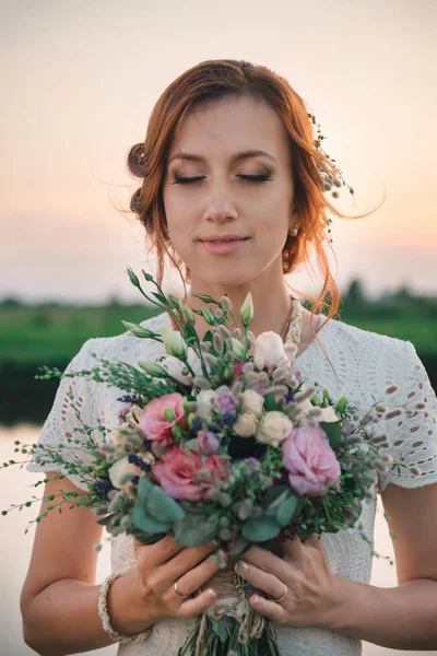 V rukou držel krásnou kytici nevěsty — Stock fotografie