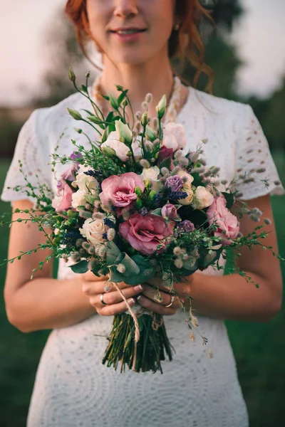 Güzel buket elinde tutan gelin