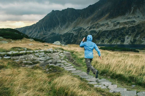 Vrouw runner waarop berg highlands — Stockfoto