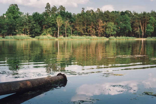 Förorening av vatten och miljö från industriavfall — Stockfoto