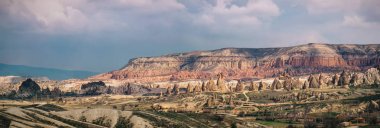 Kapadokya'da dramatik gökyüzü ile renkli gül Vadisi
